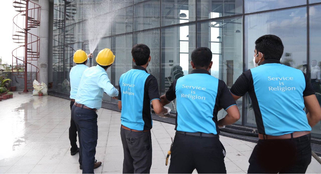 HANSA staff in hard hats during cleaning building hose training